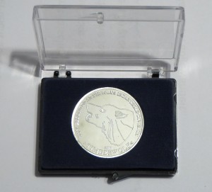 Diese Medaille wird in einem kleinen Etui ausgeliefert und ist nicht in einer eigenen Münzdose verpackt. Der Deckel des Etuis ist durchsichtig, so daß die Medaille stets sichtbar ist.